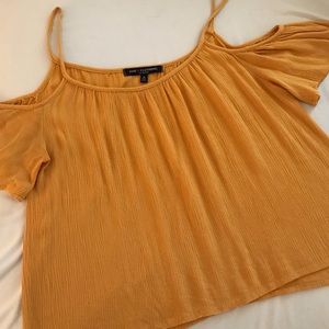 Yellow off the shoulder top 🌞